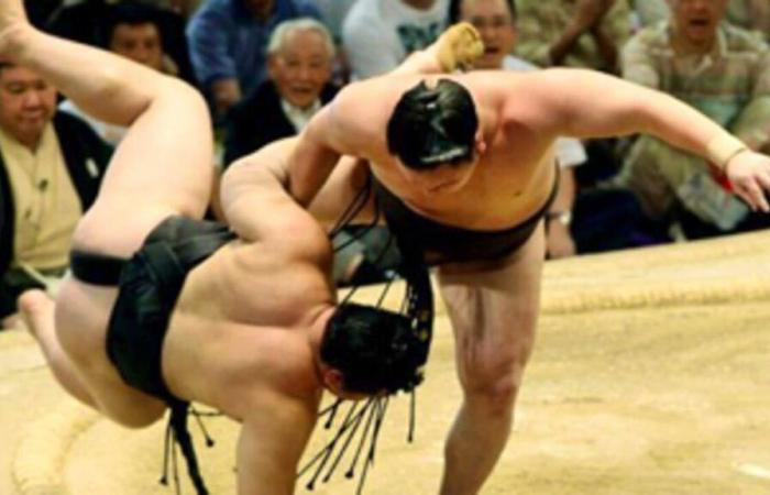 Les lutteurs de sumo japonais participent à leur premier tournoi à l’étranger en 20 ans