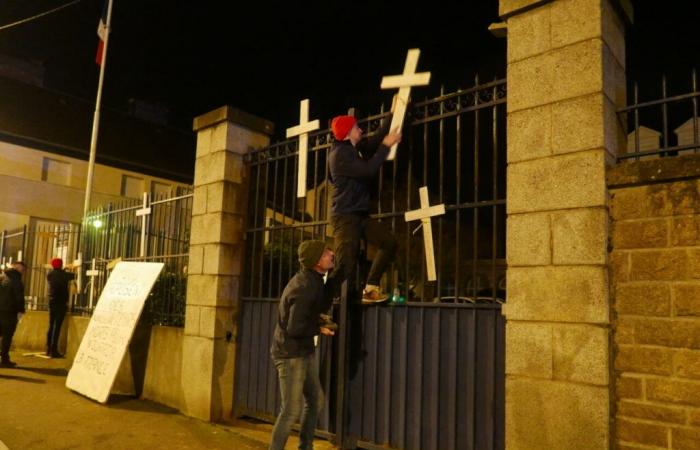 PHOTO. Colère symbolique pour les agriculteurs hier soir à Fougères