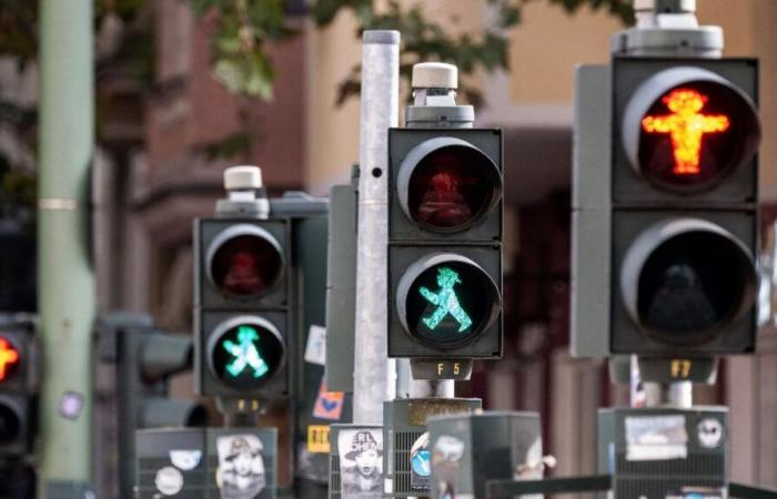 Les piétons devraient-ils être autorisés à traverser aux feux rouges ? Le débat divise à Berlin