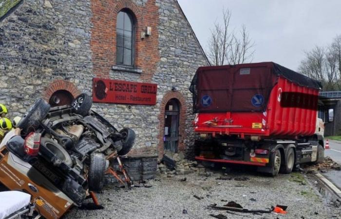 un pick-up perd le contrôle avant de percuter un camion et la façade d’un restaurant