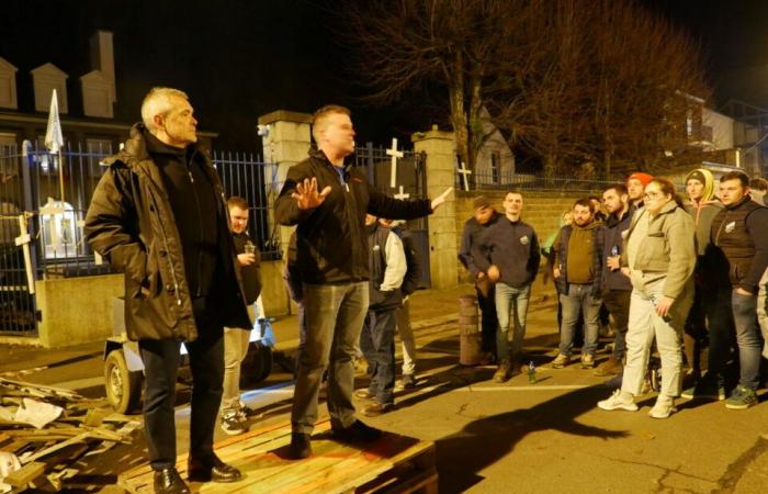 PHOTO. Colère symbolique pour les agriculteurs hier soir à Fougères