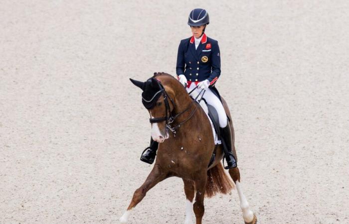 La triple championne olympique, la Britannique Charlotte Dujardin, suspendue un an pour avoir fouetté “excessivement” un cheval