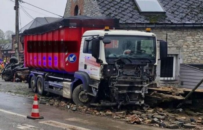 un pick-up perd le contrôle avant de percuter un camion et la façade d’un restaurant