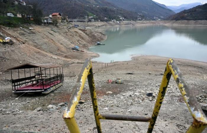 en Bosnie, un grand lac presque à sec après un an sans pluie