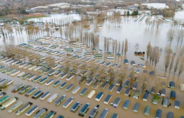 Le Met Office émet des avertissements météorologiques concernant de fortes pluies et des rafales allant jusqu’à 80 mph à travers le Royaume-Uni