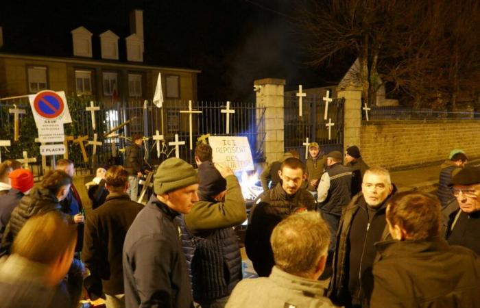 PHOTO. Colère symbolique pour les agriculteurs hier soir à Fougères