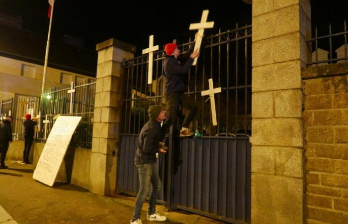 PHOTO. Colère symbolique pour les agriculteurs hier soir à Fougères