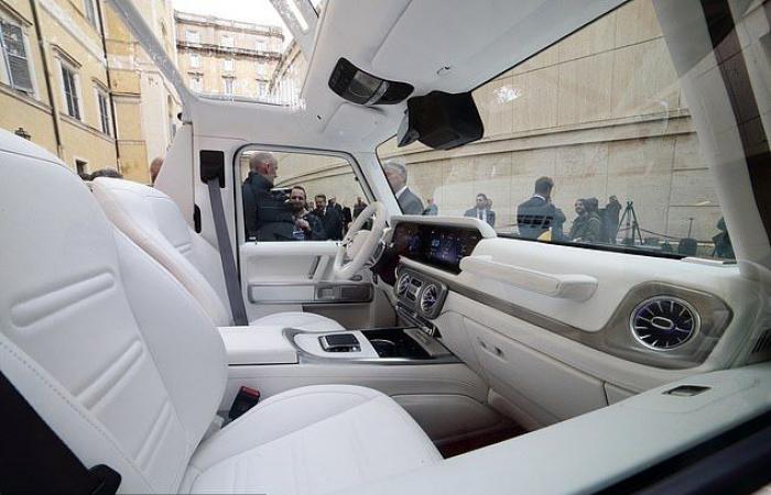 La nouvelle roue du Pape ! Sa Majesté a reçu une « papamobile G-Wagon » construite spécialement pour lui, et elle est entièrement électrique