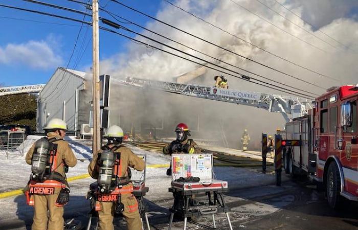 Un immeuble commercial ravagé par les flammes au Lac-Saint-Charles