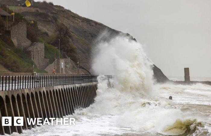 Avertissement rouge émis alors que des vents de 90 mph et des pluies torrentielles frappent le Royaume-Uni