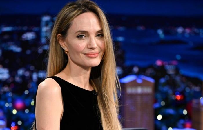 Angelina Jolie s’engage pleinement dans sa pédicure aux cerises noires en allant pieds nus dans “The Tonight Show”