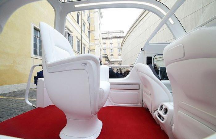 La nouvelle roue du Pape ! Sa Majesté a reçu une « papamobile G-Wagon » construite spécialement pour lui, et elle est entièrement électrique