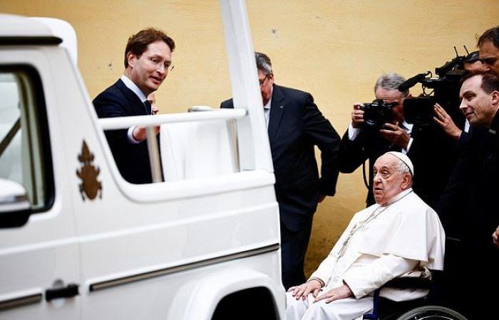 La nouvelle roue du Pape ! Sa Majesté a reçu une « papamobile G-Wagon » construite spécialement pour lui, et elle est entièrement électrique