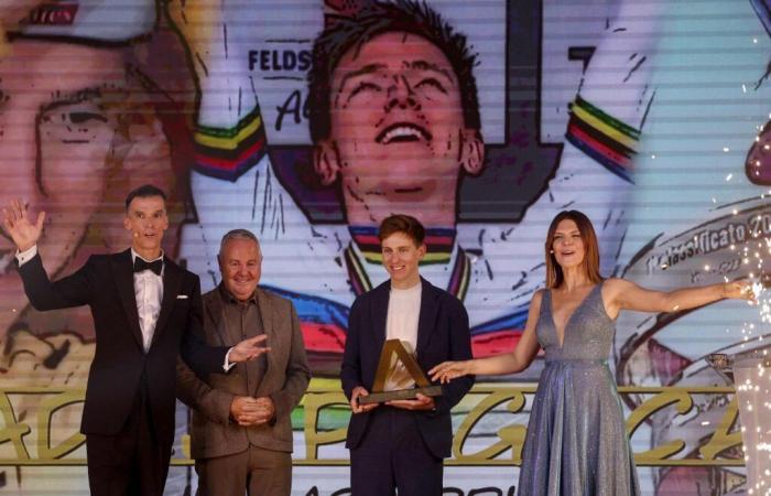 Le cycliste Tadej Pogacar remporte le Vélo d’or après une année 2024 époustouflante