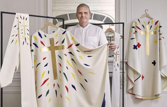 le dessinateur Jean-Charles de Castelbajac a conçu les vêtements et ornements liturgiques de Notre-Dame de Paris