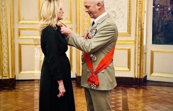 PARIS Le général François Lecointre remet les insignes de chevalier de la Légion d’honneur à Françoise Dumas