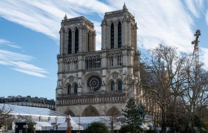 l’intégralité de la cérémonie se déroulera finalement à l’intérieur de la cathédrale en raison du mauvais -