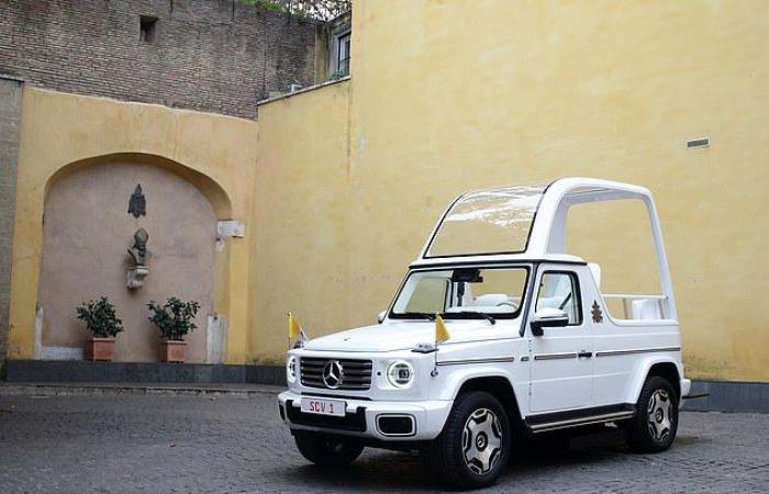 La nouvelle roue du Pape ! Sa Majesté a reçu une « papamobile G-Wagon » construite spécialement pour lui, et elle est entièrement électrique