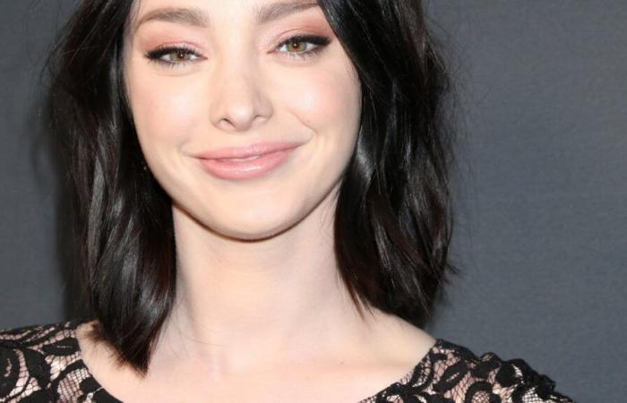 Emma Dumont s’affirme comme une personne trans masculine non binaire