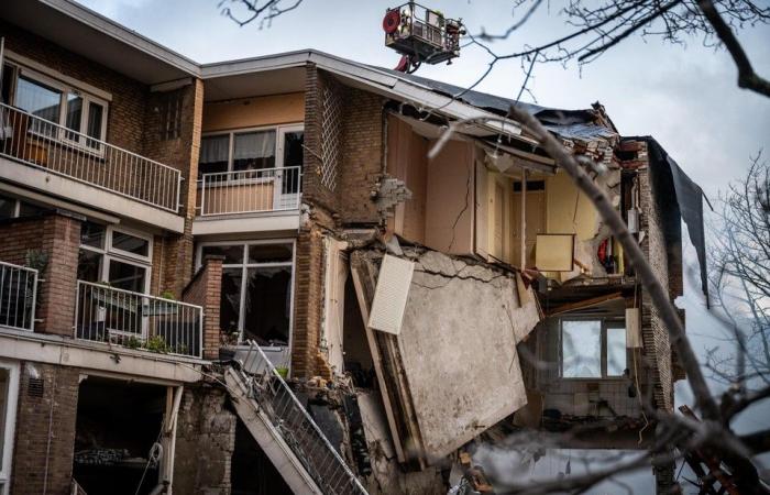 La police recherche une voiture qui a démarré rapidement après une grave explosion dans un immeuble à La Haye, bâtiment encore trop instable pour les chiens renifleurs