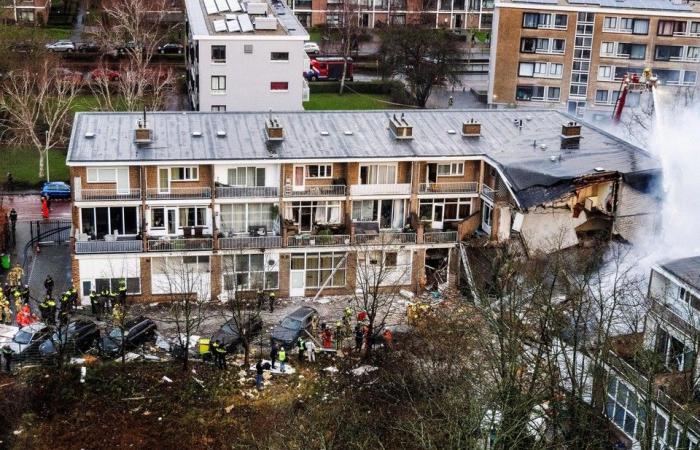 La police recherche une voiture qui a démarré rapidement après une grave explosion dans un immeuble à La Haye, bâtiment encore trop instable pour les chiens renifleurs