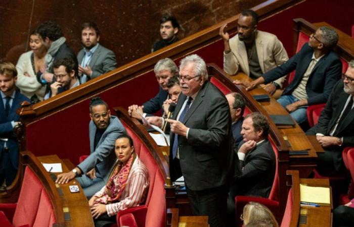 Les consultations suspendues ce week-end, communistes et écologistes à l’Élysée lundi