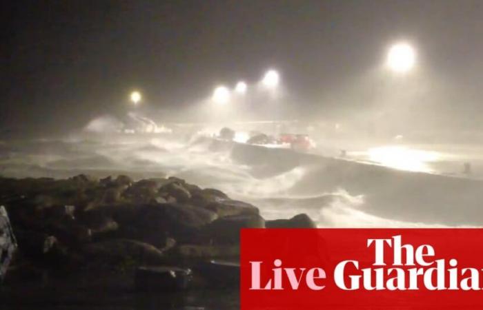 Tempête Darragh en direct : le vent frappe le Royaume-Uni et l’Irlande alors que le Met Office émet un rare avertissement rouge de « danger pour la vie »