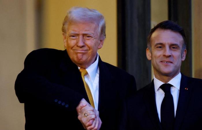 Virile poignée de main pour les retrouvailles entre Emmanuel Macron et Donald Trump à l’Elysée