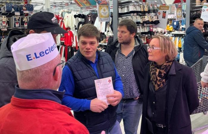 Au Neubourg, les agriculteurs vérifient les prix dans l’hypermarché Leclerc