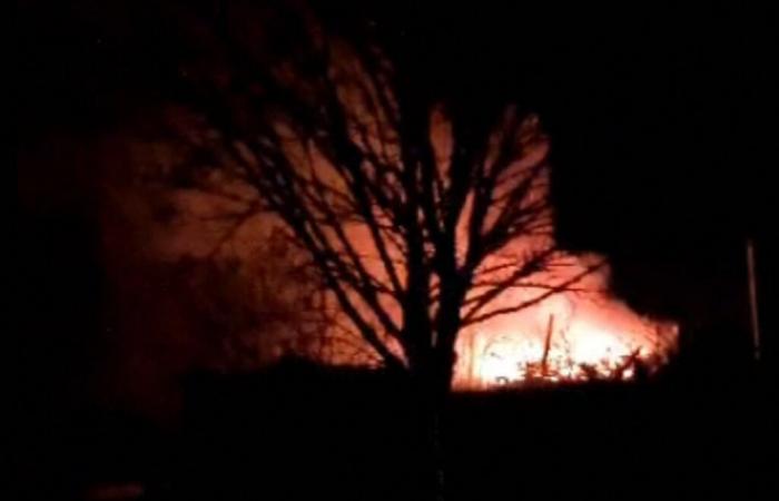 ils s’amusent dans la salle des fêtes, un immeuble voisin prend feu