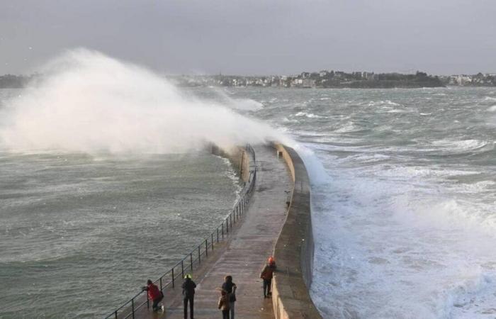 la mer est déchaînée sur les côtes bretonnes