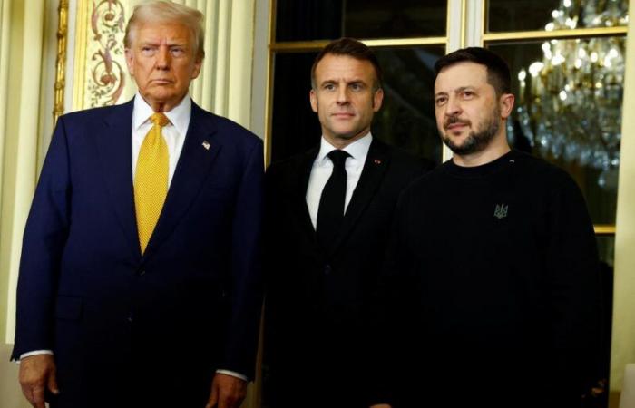 poignée de main entre Donald Trump et Volodymyr Zelensky dans la cour de l’Elysée, autour d’Emmanuel Macron