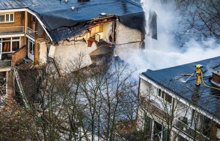 La police recherche une voiture qui a démarré rapidement après une grave explosion dans un immeuble à La Haye, bâtiment encore trop instable pour les chiens renifleurs