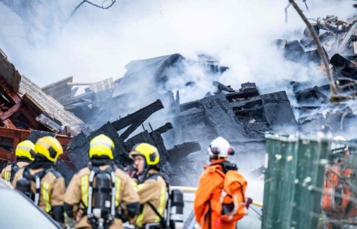 DANS LES IMAGES | Un immeuble s’effondre après une explosion aux Pays-Bas