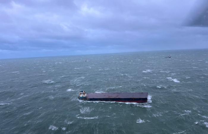 Un remorqueur perd une barge de 120 mètres dans la Manche, elle dérive près des côtes normandes