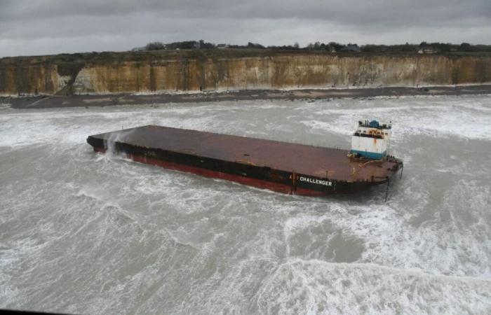 A la dérive depuis deux jours, une barge de 120 mètres s’échoue près d’une commune de Seine-Maritime