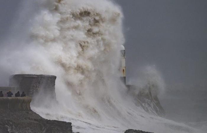 La tempête Darragh devient meurtrière en Angleterre alors que de violentes rafales dépassent les 80 à 90 mph au Royaume-Uni et en Irlande