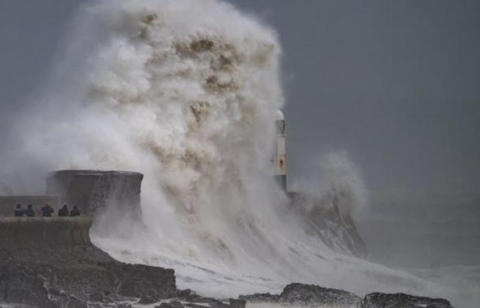 La tempête Darragh devient meurtrière en Angleterre alors que de violentes rafales dépassent les 80 à 90 mph au Royaume-Uni et en Irlande