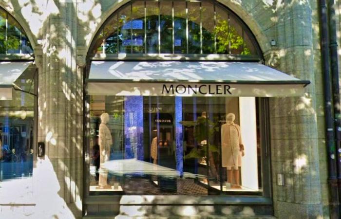 le magasin Moncler refuse à un adolescent l’achat d’un chapeau