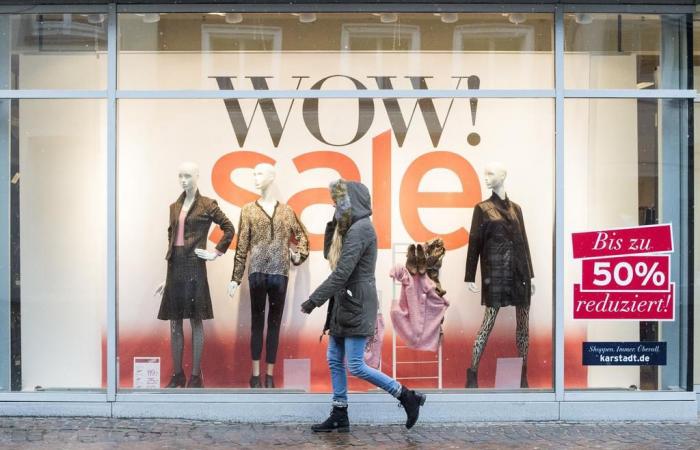 Les Suisses passent de moins en moins de - à faire du shopping