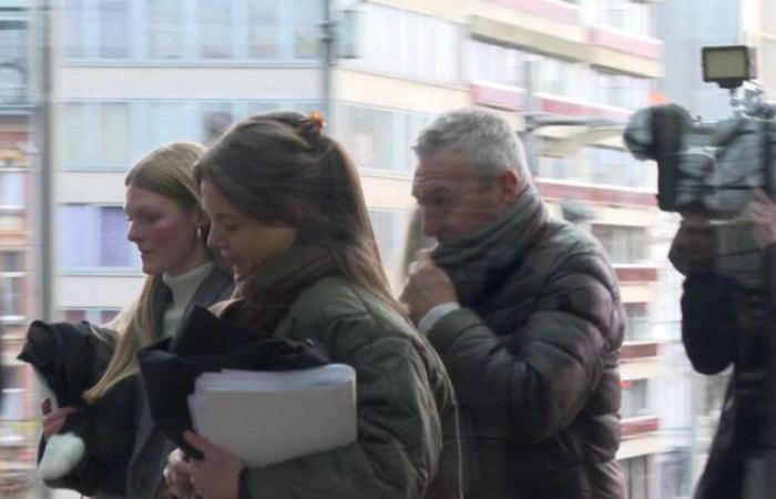 Eddy Snelders est arrivé au tribunal pour la première confrontation avec les victimes, son ex-épouse Bé De Meyer est également présente