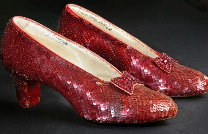 Les pantoufles rubis portées par Judy Garland dans Le Magicien d’Oz se vendent 28 millions de dollars aux enchères