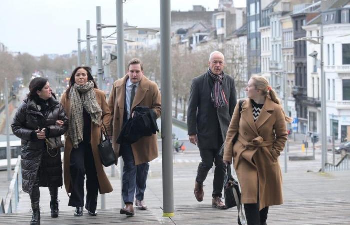 Eddy Snelders est arrivé au tribunal pour la première confrontation avec les victimes, son ex-épouse Bé De Meyer est également présente