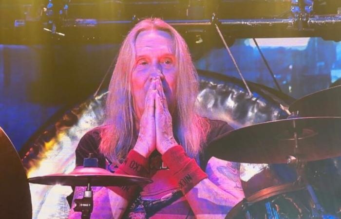 Regardez Bruce Dickinson rendre hommage à Nicko McBrain lors de son dernier spectacle