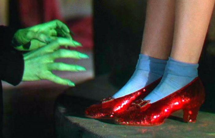 Les pantoufles rubis portées par Judy Garland dans Le Magicien d’Oz se vendent 28 millions de dollars aux enchères