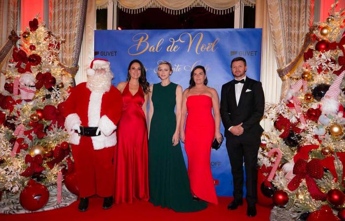 La princesse Charlène au bal de Noël de sa fondation sur le thème de Paris