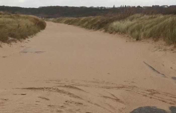 Complètement ensablée, cette route de Bretagne restera fermée plusieurs jours