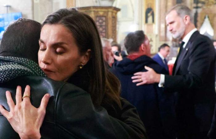 Le roi Felipe VI et la reine Letizia se sont embrassés à la cathédrale de Valence lors de la messe en mémoire des victimes