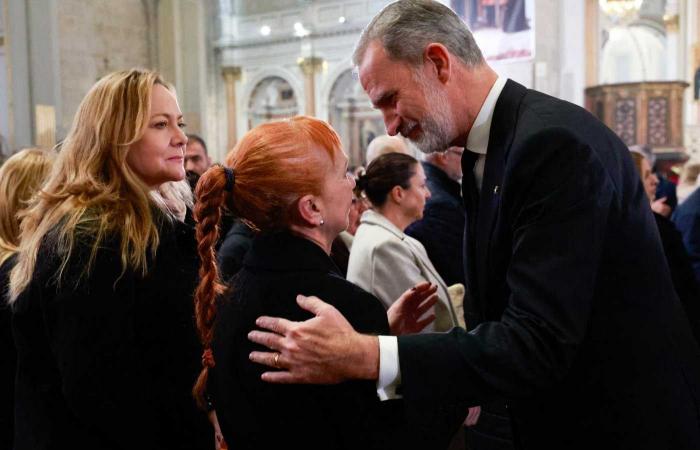 Le roi Felipe VI et la reine Letizia se sont embrassés à la cathédrale de Valence lors de la messe en mémoire des victimes