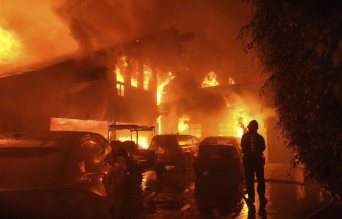 Des célébrités et des habitants fuient les incendies de Malibu